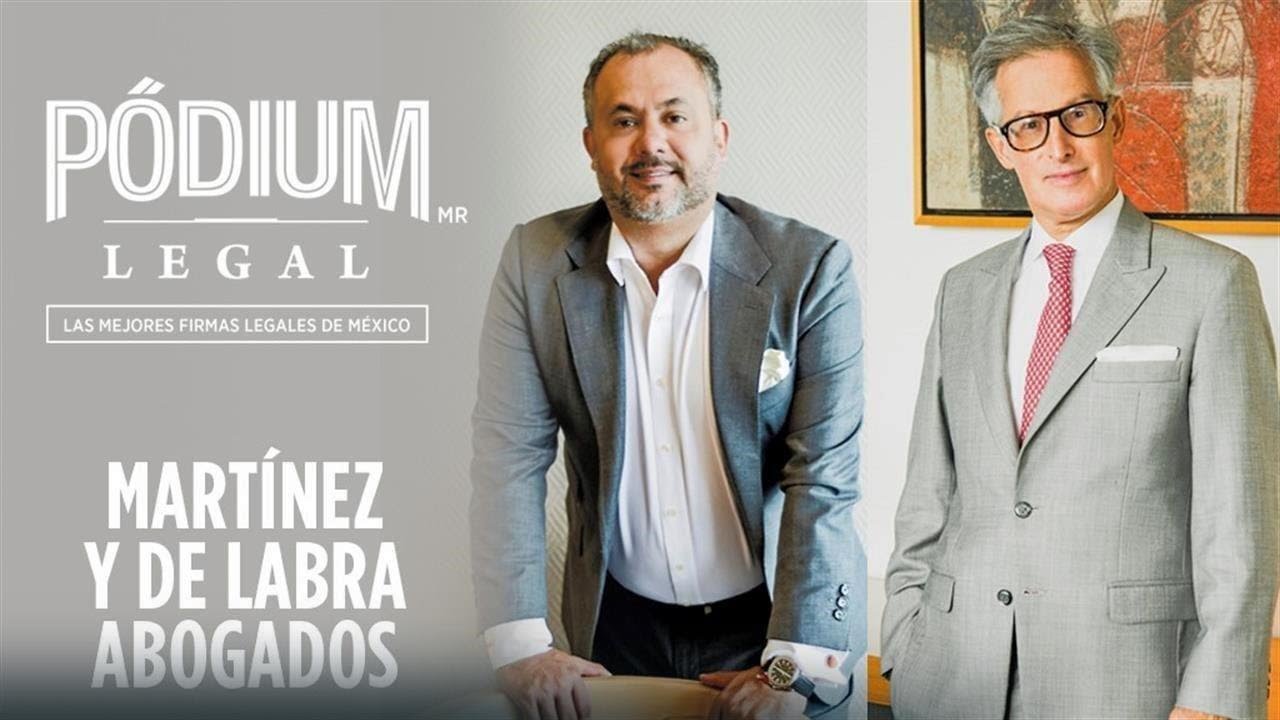 Vicente Martínez Orozco recibiendo premio en Guadalajara